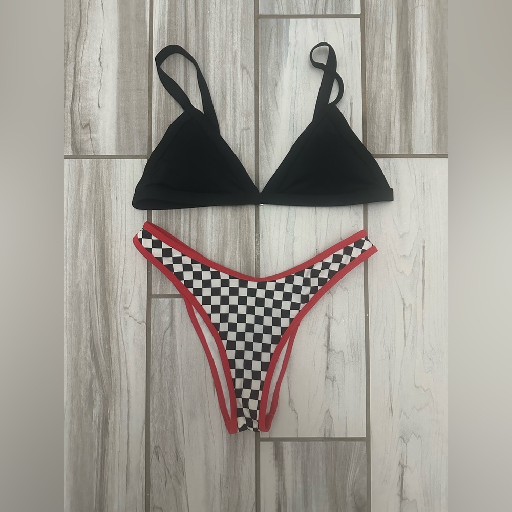 Malibu Dream Girl: bikini, black top, checkered bottoms, medium